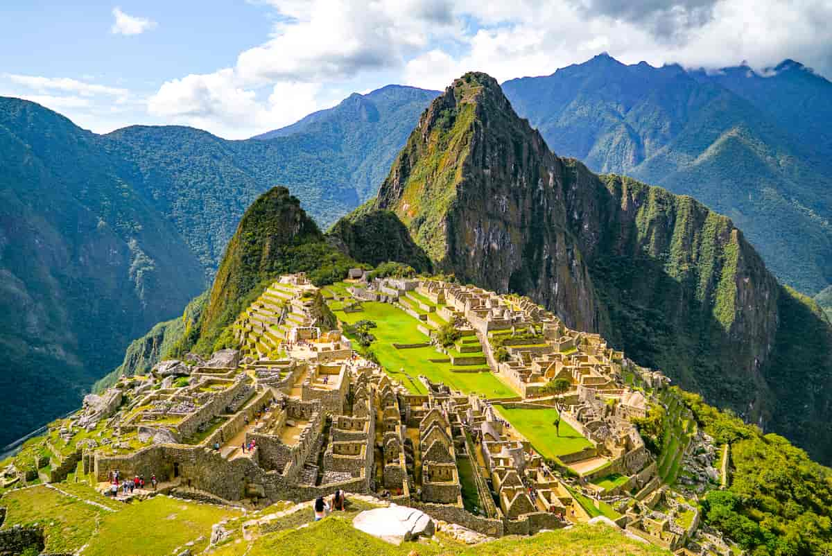 Inkabyen Machu Picchu, i bakgrunnen er det høye fjell. Flyfoto