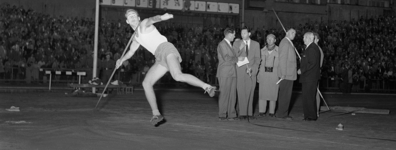 Egil Danielsen kaster spyd på Bislett i 1954.