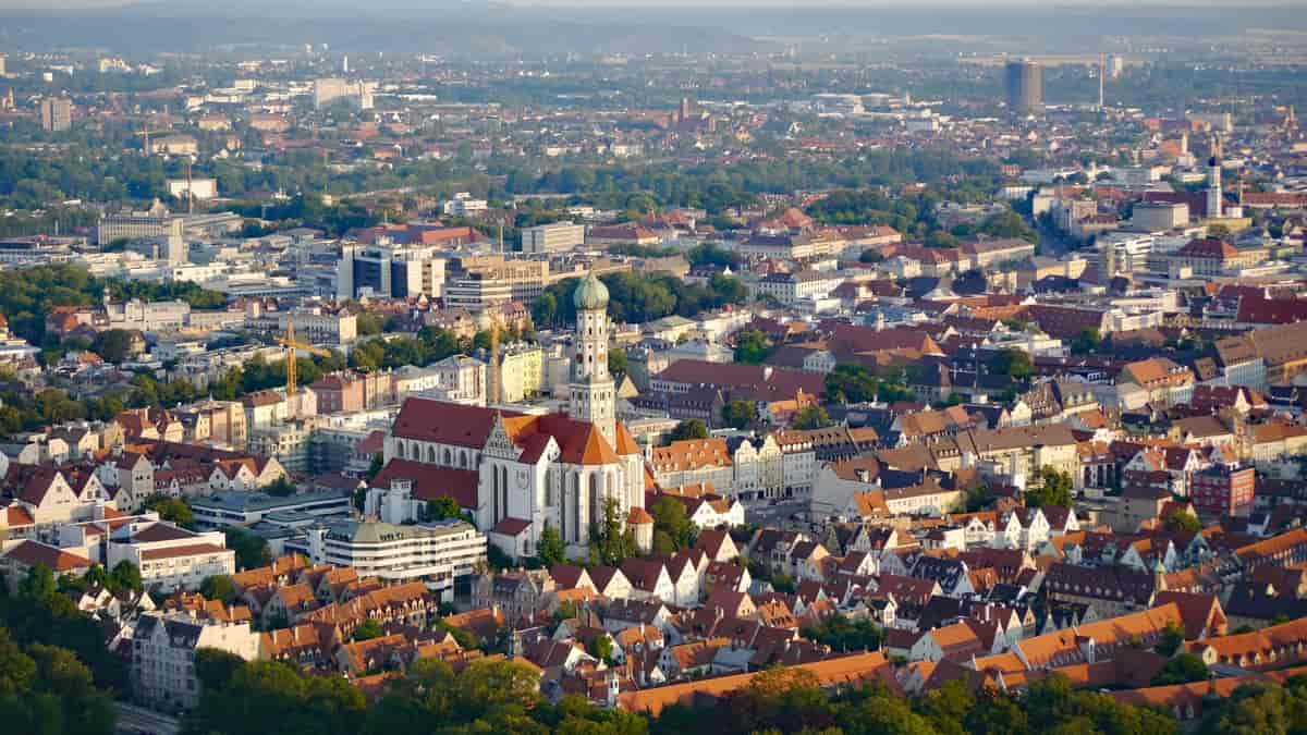 Oversiktsbilde av byen. En stor kirke i sentrum.