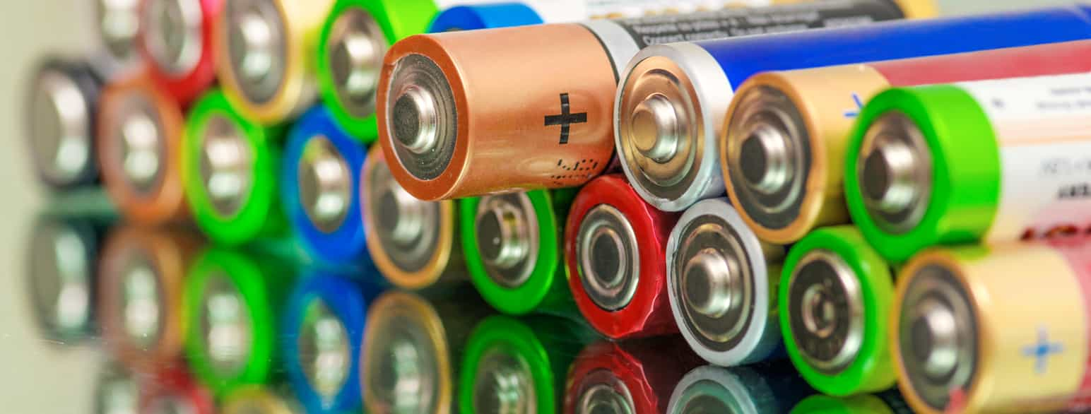 Mange forskjellige batterier med +siden