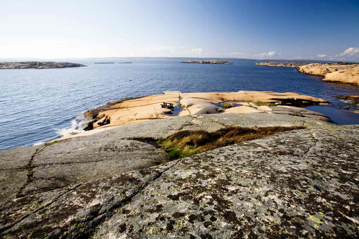 flate berg som går ut i sjøen