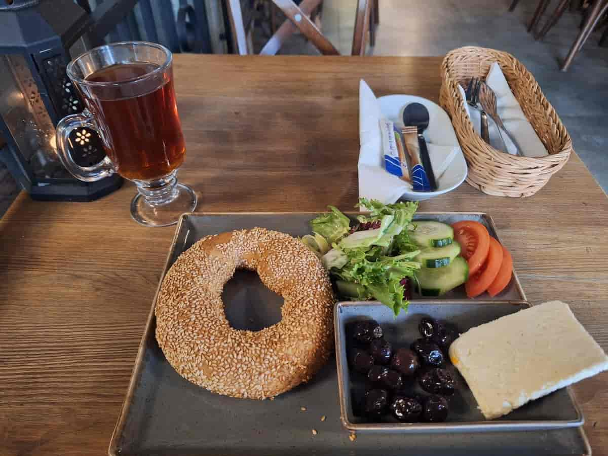 Svart te, bagels, oliven, hvitost og noen grønnsaker er noen av elementene som utgjør en tyrkisk frokost.