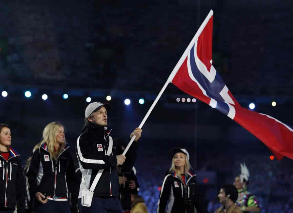 Mann bærer et stort flagg