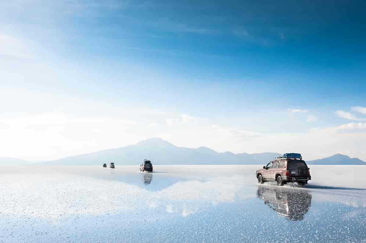 Foto av biler på Salar de Uyuni