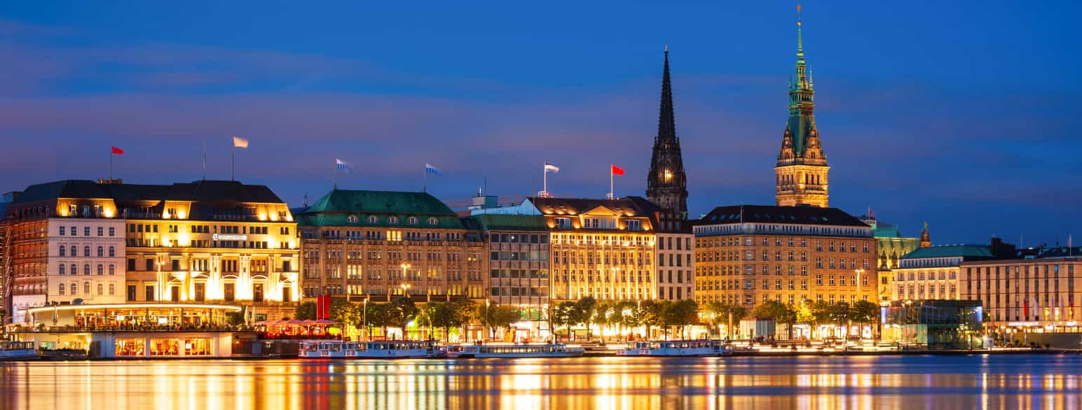 Hamburg havn og by sett fra sjøen om natten. 