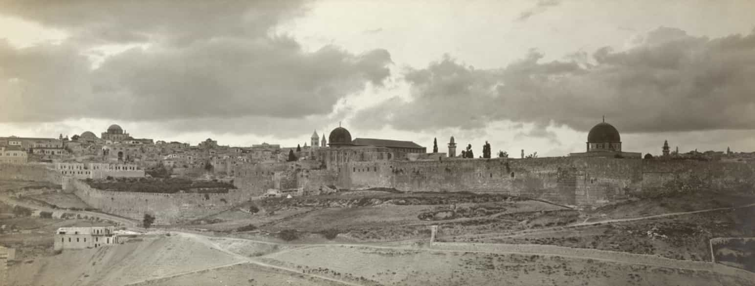 Fotografi av Jerusalem med bymurer på begynnelsen av 1900-tallet. 