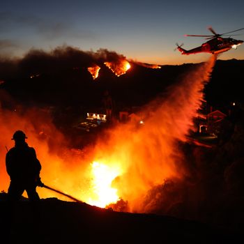 カリフォルニアの破壊的山火事──最悪のタイミングで重なった乾燥と強風