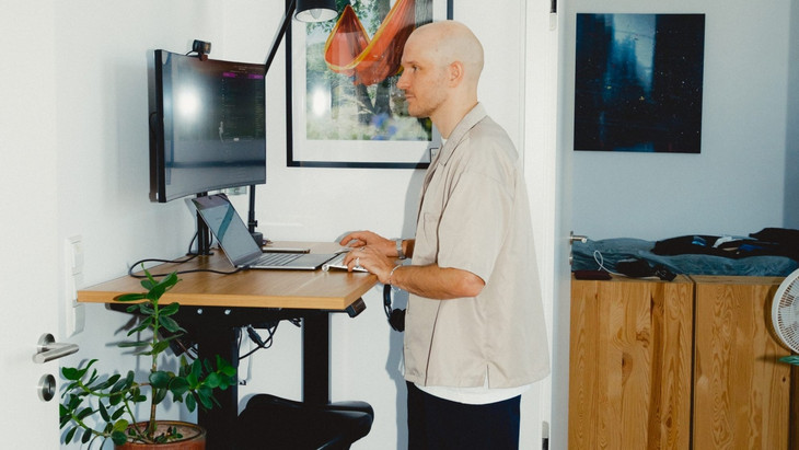 Froh ist der, der den richtigen Schreibtisch hat: Auch im Homeoffice zählt die gute Ausstattung.