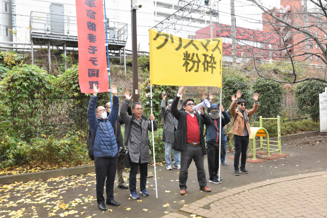 勝利宣言とともに万歳三唱する参加者たち