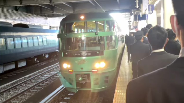 特急「ゆふいんの森」と車が衝突　久大線は一時運転見合わせも再開　福岡　JR九州