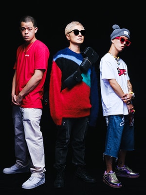 左からMIYACHI、VERBAL、JP THE WAVY。