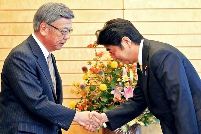 会談を前に握手を交わす翁長雄志知事（左）と安倍首相＝１７日午後、首相官邸