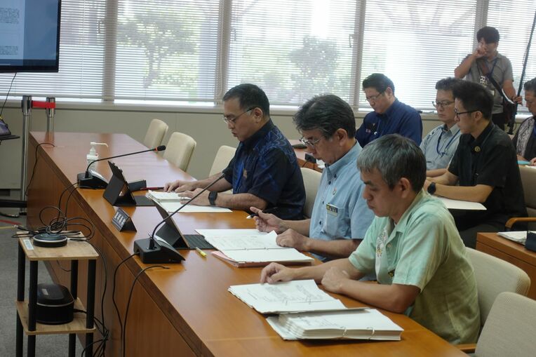 米兵による女性暴行事件について答弁する沖縄県警の安里準刑事部長（写真手前左）ら＝１日午前、沖縄県議会の米軍基地関係特別委員会