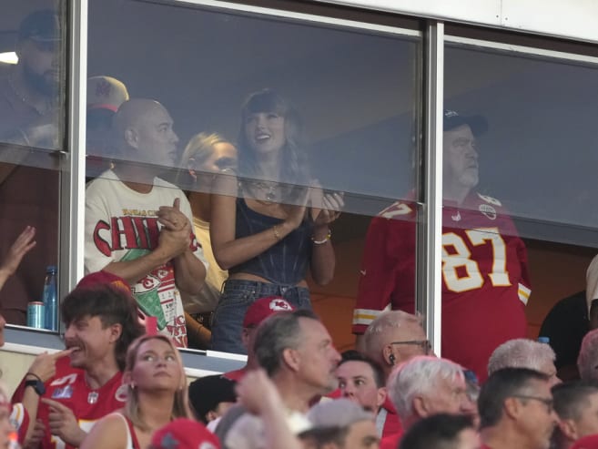 Taylor Swift shows up at Arrowhead Stadium to watch boyfriend Travis Kelce, Chiefs face Ravens in NFL opener