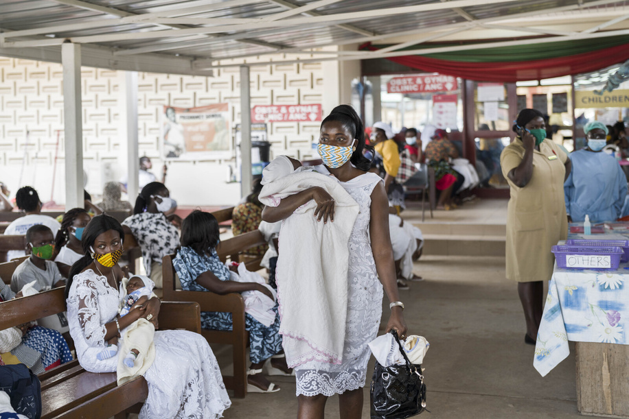 Theresa brought her daughter for postnatal care at the Greater Accra Regional Hospital. She’s worried about COVID-19 and is committed to doing anything she can keep herself and her family safe.  During the COVID-19 pandemic, WHO is supporting the Ghana Health Service in their efforts to continue providing essential medical services to the population. At the Greater Accra Regional Hospital, vaccinations continue to be offered along with other critical services for children, and care is provided to mothers before, during and after pregnancy.