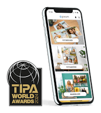 Smartphone mit Screenshot der Pixum App und dem Testsieger-Logo des TIPA World Award 2024