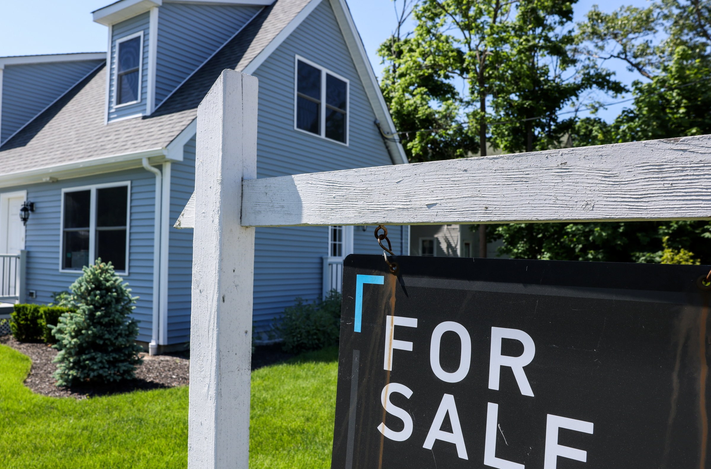 If interest rates go down, do home prices go down? Not quite.