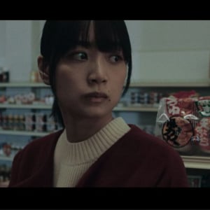 私、無視されてる……？　悪夢の移住生活描くスリラー『嗤う蟲』本編映像　優しかった村人たちの態度が一変［ホラー通信］