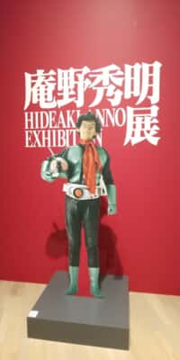 展覧会入り口では、仮面ライダー1号の姿をした若き日の庵野監督がお出迎え