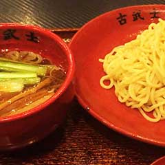 30分飲み放題が300円！新宿のラーメン店でのちょい飲みが最高