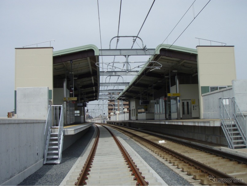 高架化工事がほぼ完了した近鉄名古屋線の川原町駅。2014年の下り線（右）に続き、上り線（左）も5月7日から高架線に切り替えられる。