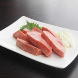 炭火焼肉 GOSAMARU_トロリとトロける脂ののった厚切りたん。不動の人気No.１です！