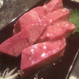 炭火焼肉 GOSAMARU_【驚きのぶ厚さ！】厚切りたん塩