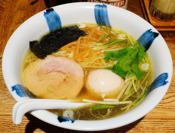 「塩ラーメン＋味玉子＋瓶ビール（中）」@ラーメン食堂 粋な一生の写真