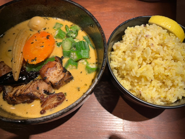 「炙りチャーシューとオクラのカリー（辛さ3、ご飯大盛り）：15」@soup curry yellowの写真