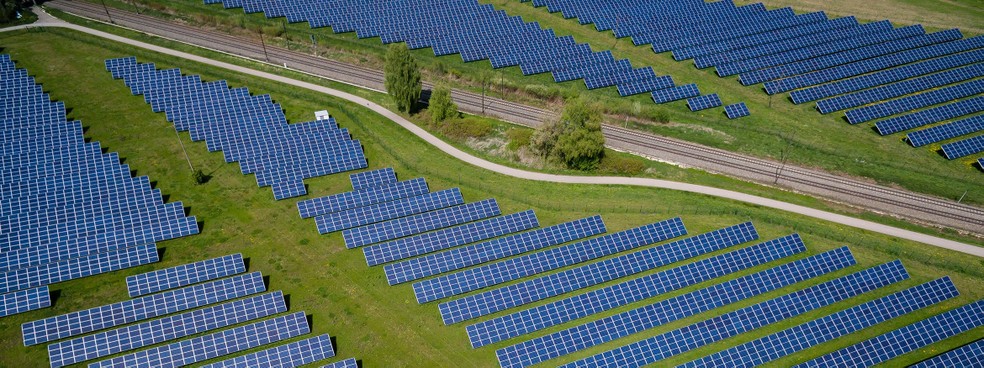 Painéis fotovoltaicos instalados no Ceará: condições de geração solar e eólica estão entre as melhores do mundo, mas há restrições na capacidade de escoamento da produção, que precisam ser solucionadas — Foto: Divulgação