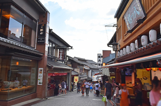 お土産店が並ぶ街