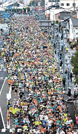 大手前通りを走る選手たち＝松江城二の丸から撮影