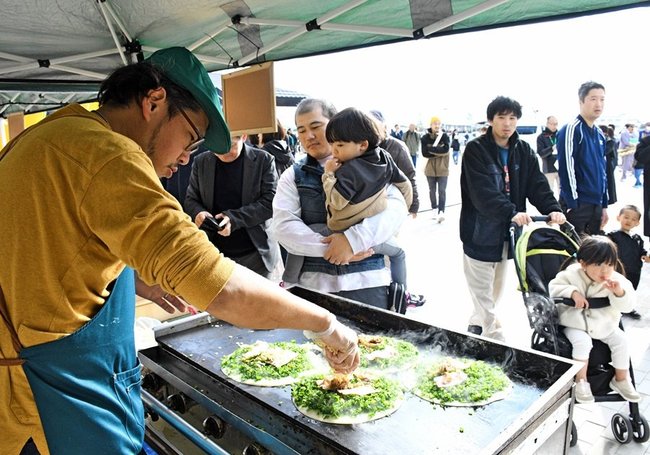 ネギ農家が作る「出雲ねぎ焼き」を買い求める来場者たち＝出雲市西林木町、出雲だんだんとまとアリーナ