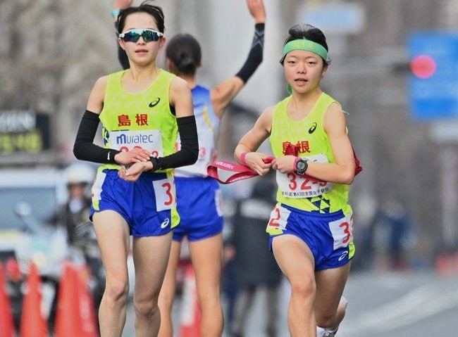 島根の２区石田紗愛（左）からたすきを受けて走り出す３区日野夏愛＝第２中継所