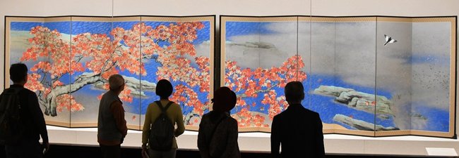 横山大観の「紅葉」に見入る来場者＝安来市古川町、足立美術館