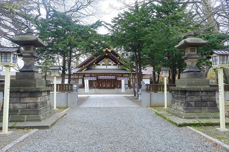 新琴似神社 石灯籠と社殿