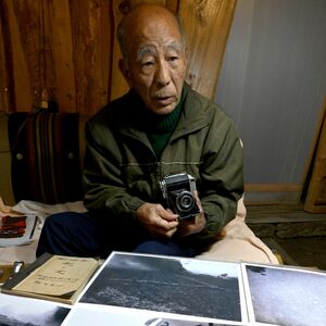 【戦後80年】少尉のいしぶみ　㊦記録　「誰にも言うな」　父が残した写真