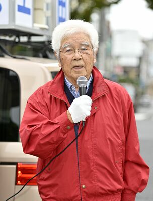 第一声を放つ上田憲一氏＝10日午前10時25分、宇都宮市馬場通り１丁目