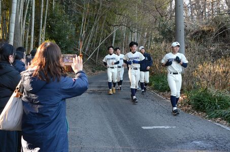 宇都宮高の野球部員　荒井退造の生家と学校を往復ラン　新春に偉大な先輩思い力走　