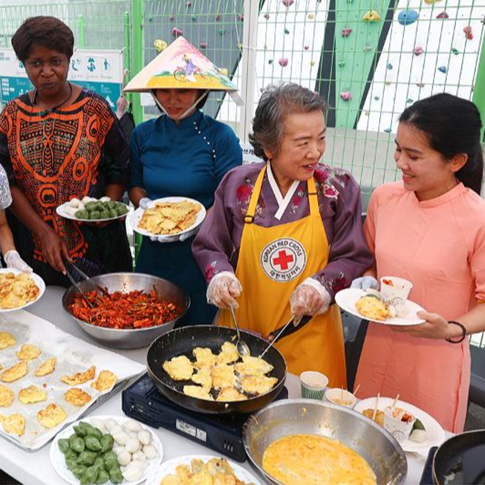 Familias multiculturales asisten a un evento por el Chuseok