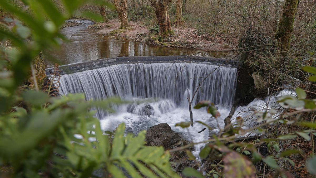 Vista de un azud en el río Baztán a su paso por Elbete, Navarra.