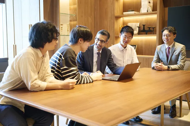 東京大学 松尾・岩澤研究室の学生らと話すスンダー