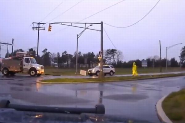 米で切れた電線が落下し爆発、火花を散らして燃える動画がショッキング