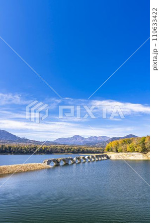 秋晴れの日の旧国鉄士幌線タウシュベツ川橋梁　北海道上士幌町 119633422