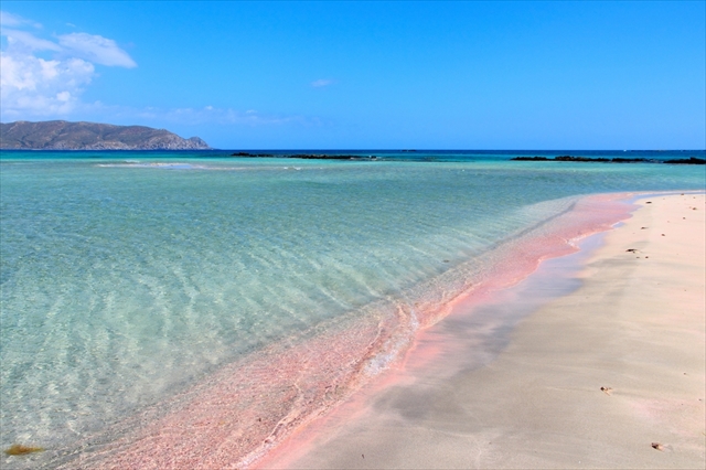 砂浜がほんのりピンク色に輝く、世界の絶景ビーチ