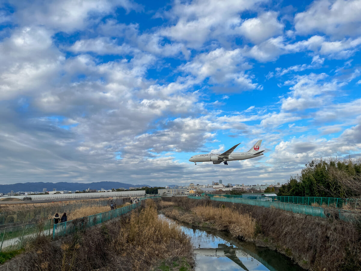 【1時間に平均7回の迫力絶景！】伊丹空港に着陸する飛行機が頭上をかすめる千里川土手