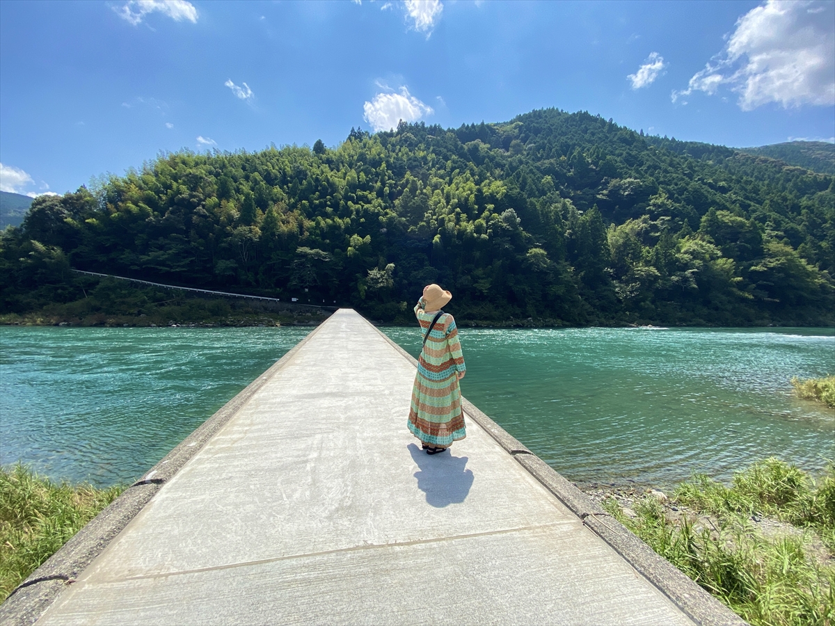 【仁淀ブルーに映える浅尾沈下橋】仁淀川に架かる橋は感動の美しさだった｜高知県