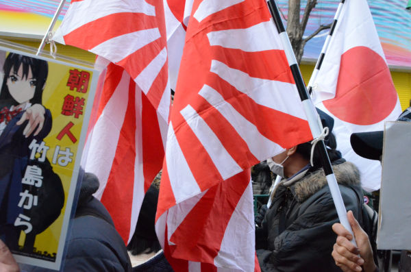 エセ右翼たちはコリアタウンに乗り込みヘイトスピーチを吐き続けた。＝17日、新宿区大久保通り　写真：諏訪撮影＝