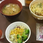 Sukiya Zentsuji Kamiyoshida Ten - とろ〜り3種のチーズ牛丼（並盛）+とん汁サラダセット