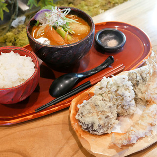 新鮮食材の天ぷらと蒸し野菜カレーのコラボレーション★